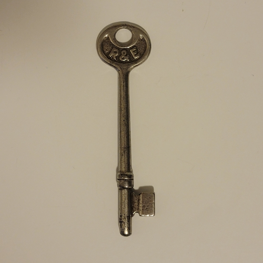 R & E #1 Solid‎ Barrel 3 5/8" Skeleton Key Original Antique